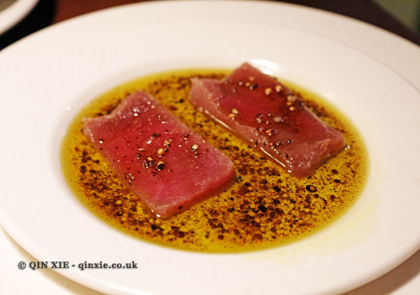 Atún marinado con siete especias